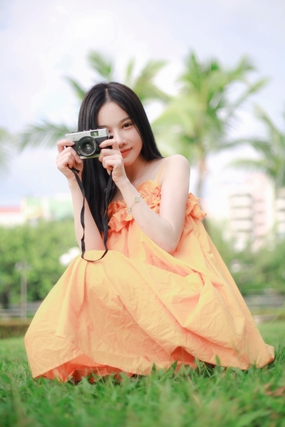 夏日草地小清新女孩写真图片